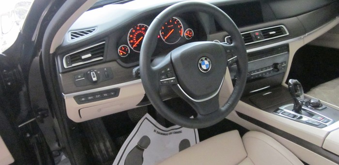 Hộp số 6 cấp có cần đặc trưng của BMW. Chế độ của hệ thống treo tới 4 chế độ là bình thường (Normal), êm ái (Comfort), thể thao (Sport) và thể thao hơn (Sport+).